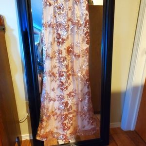 Lulu's brandsize medium I'm 5'4 120lbs (I have size 8 shoes to go with it)